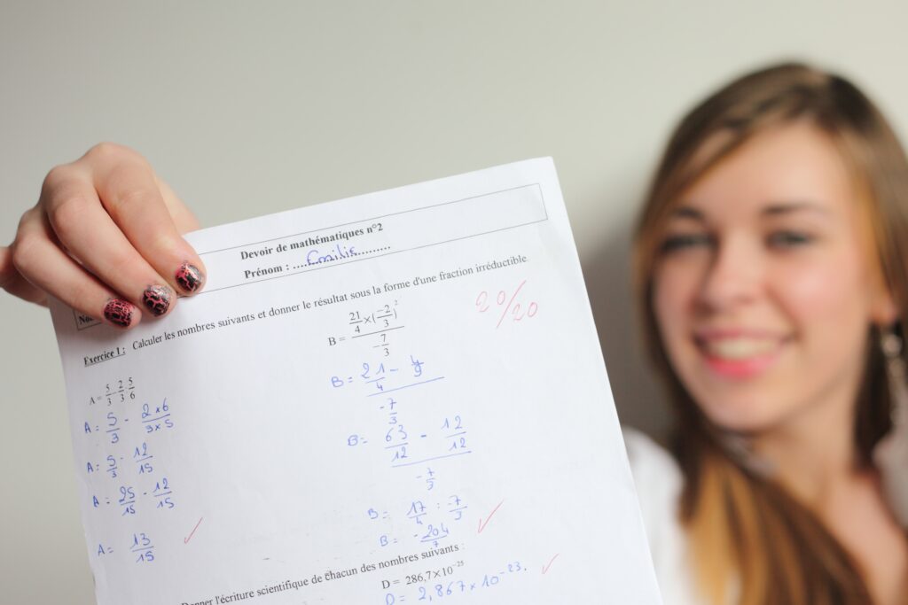 Jeune fille fière de son résultat