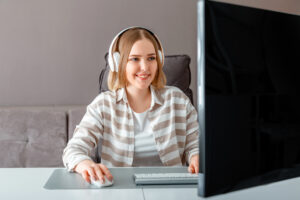 Fille ordinateur satisfaction